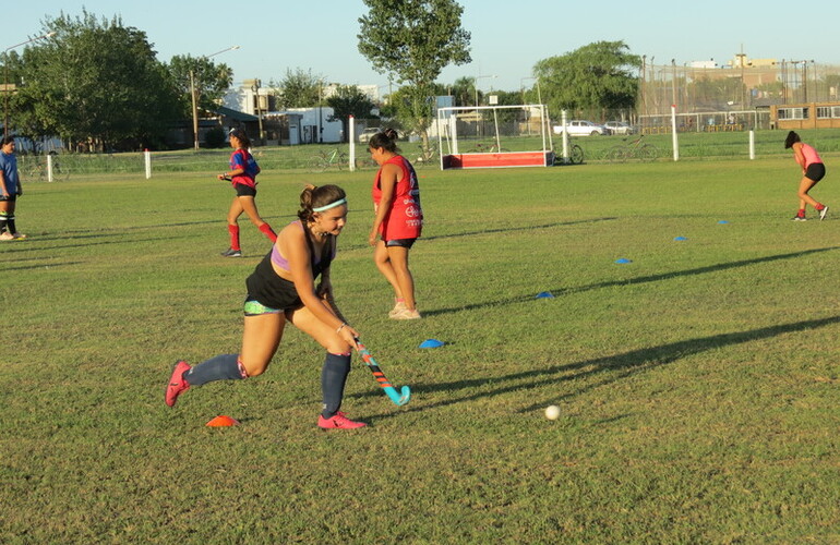 Imagen de El Hockey del "Gato" inició la pretemporada con nueva cancha