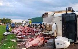 Imagen de Un cami&oacute;n frigor&iacute;fico volc&oacute; en Salta y se robaron 11.000 kilos de carne