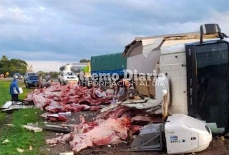 Imagen de Un camión frigorífico volcó en Salta y se robaron 11.000 kilos de carne