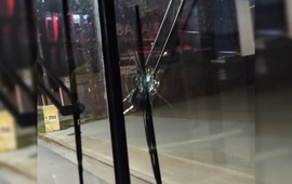 El impacto de bala en el parabrisas de un interno de la l&iacute;nea 115.