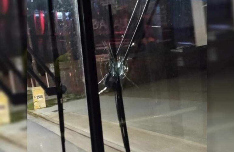 El impacto de bala en el parabrisas de un interno de la l&iacute;nea 115.