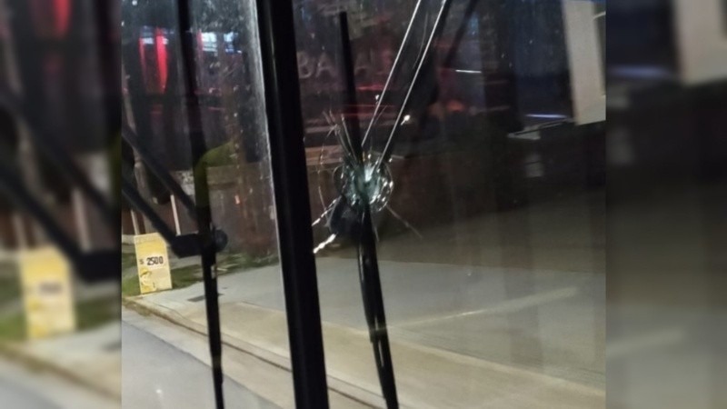 El impacto de bala en el parabrisas de un interno de la l&iacute;nea 115.
