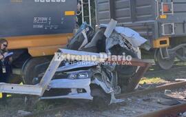 Imagen de Milagro total: cruz&oacute; las v&iacute;as en su auto, lo choc&oacute; un tren carguero y sobrevivi&oacute;
