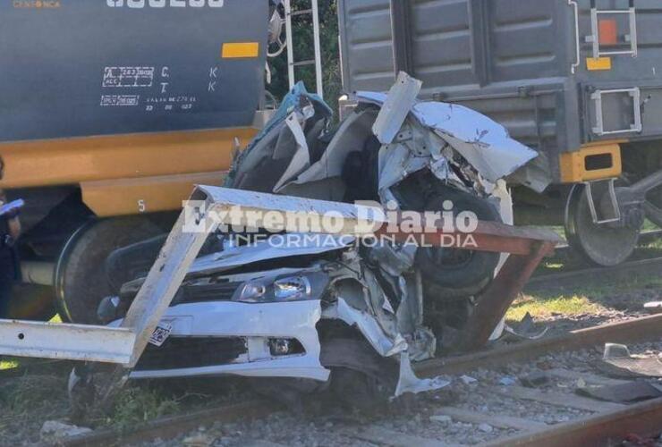 Imagen de Milagro total: cruzó las vías en su auto, lo chocó un tren carguero y sobrevivió