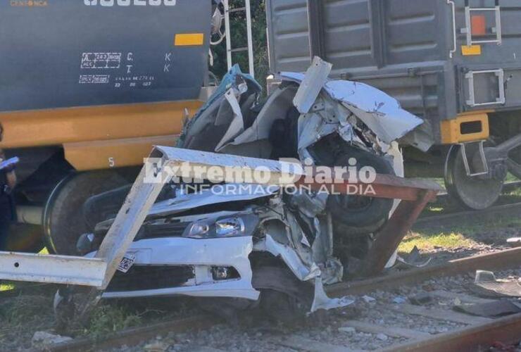 Imagen de Milagro total: cruz&oacute; las v&iacute;as en su auto, lo choc&oacute; un tren carguero y sobrevivi&oacute;