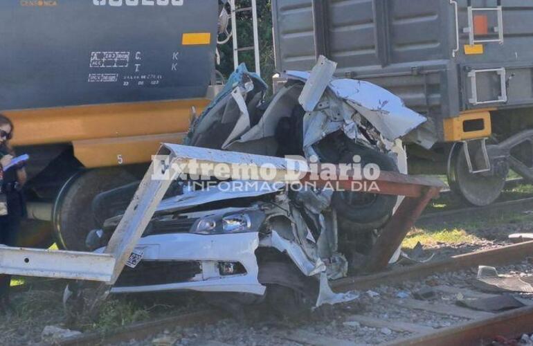 Imagen de Milagro total: cruzó las vías en su auto, lo chocó un tren carguero y sobrevivió