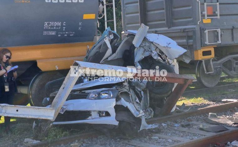 Imagen de Milagro total: cruz&oacute; las v&iacute;as en su auto, lo choc&oacute; un tren carguero y sobrevivi&oacute;