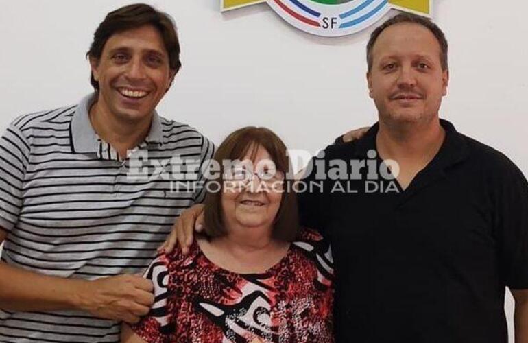 Imagen de La Comuna de Fighiera entreg&oacute; un aporte econ&oacute;mico a la escritora Susana Andreoli