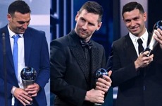 (Scaloni, Messi y Martínez, argentinos campeones del mundo y premiados este lunes por la FIFA.)