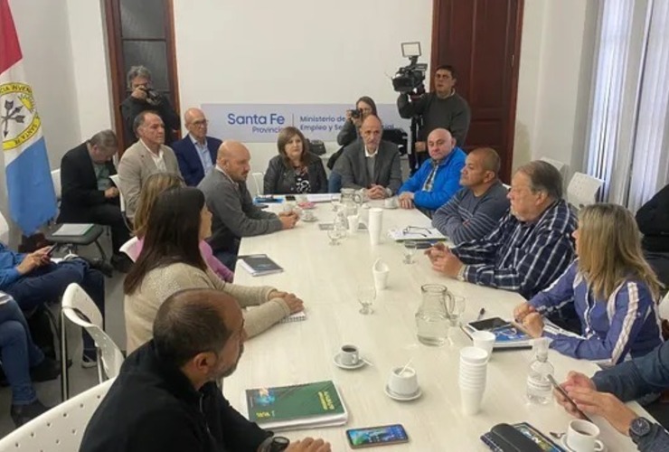 El gobierno provincial asegura que tiene "una nueva oferta salarial" y los gremios docentes quieren saber los n&uacute;meros.