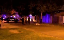 El cuerpo yac&iacute;a en la calle mientras interven&iacute;a la Polic&iacute;a, cerca de las 20. (imagen El Tres)