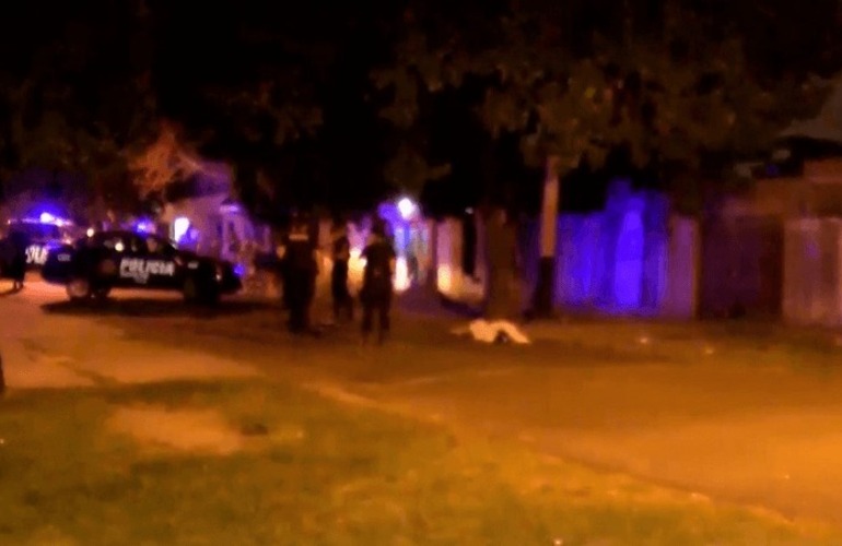 El cuerpo yacía en la calle mientras intervenía la Policía, cerca de las 20. (imagen El Tres)