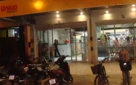 El frente del supermercado este jueves a la noche. (Imagen El Tres)
