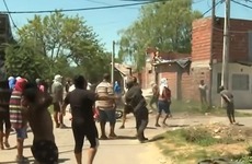 Imagen de Pueblada en el barrio del nene de 11 años asesinado: los vecinos fueron a buscar a los narcos y derribaban los búnkeres de la zona