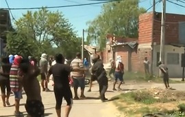 Imagen de Pueblada en el barrio del nene de 11 a&ntilde;os asesinado: los vecinos fueron a buscar a los narcos y derribaban los b&uacute;nkeres de la zona