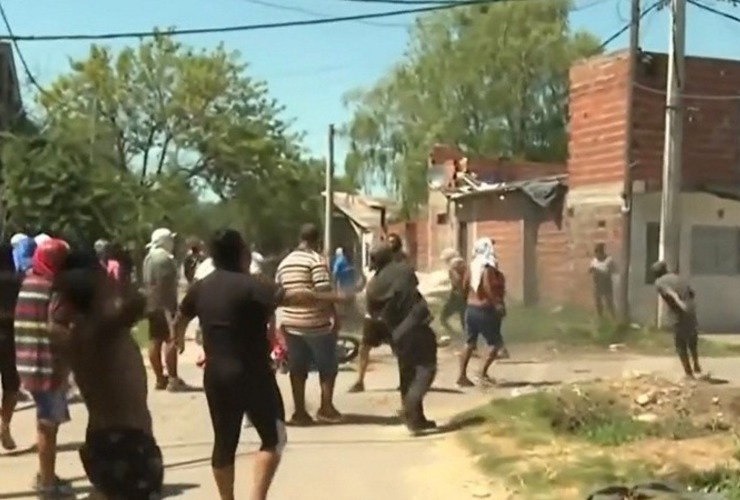 Imagen de Pueblada en el barrio del nene de 11 años asesinado: los vecinos fueron a buscar a los narcos y derribaban los búnkeres de la zona