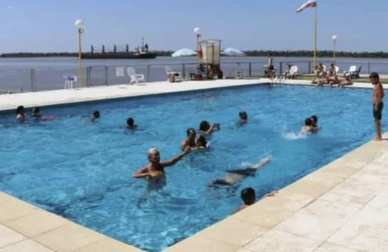 Imagen de Las piletas del Rowing Club, estar&aacute;n abiertas hasta el 12 de Marzo.