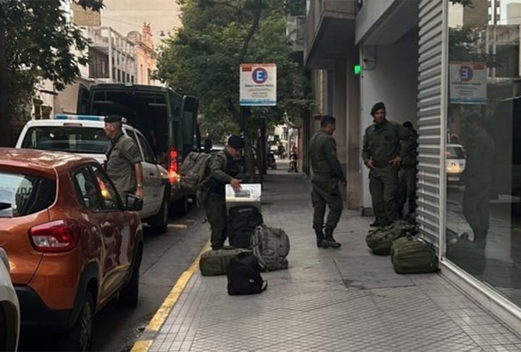 Este martes por la tarde-noche arribaron los primeros 200 gendarmes procedentes de Córdoba. (Rosario3)