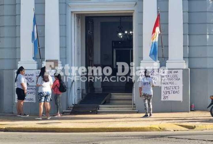 Imagen de Mujeres del MTE realizaron pegatina frente al palacio municipal