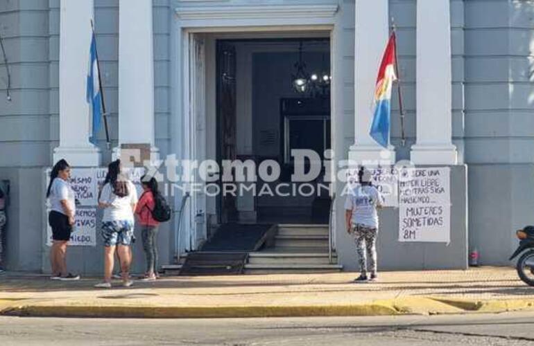 Imagen de Mujeres del MTE realizaron pegatina frente al palacio municipal