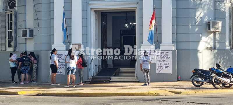 Imagen de Mujeres del MTE realizaron pegatina frente al palacio municipal