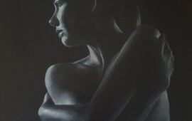 La obra muestra a una mujer en blanco y negro despojada de todo.
