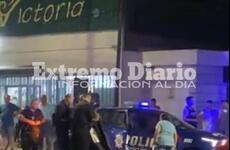 La mujer junto a su escoba se acercó demasiado al patrullero