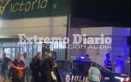 La mujer junto a su escoba se acerc&oacute; demasiado al patrullero