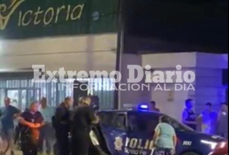 La mujer junto a su escoba se acercó demasiado al patrullero