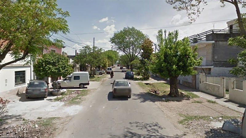 Imagen de Rosario: dispararon al menos 9 tiros a un hombre sentado en la vereda de su casa
