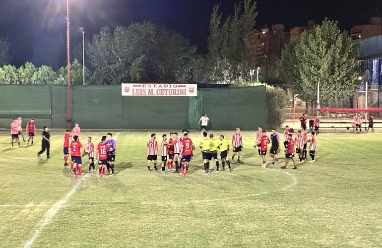 Imagen de Talleres perdió 2 a 1 de local ante Riberas del Paraná.