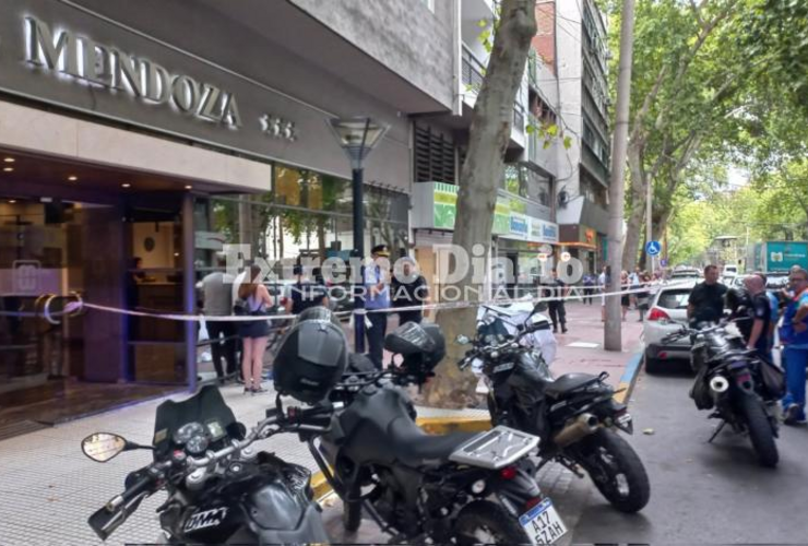 Imagen de Mendoza: muri&oacute; tras caer de un piso 10 luego de que se le explotara el celular