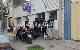 Imagen de Allanan la comisar&iacute;a 21&ordf; por la desaparici&oacute;n de un joven: secuestraron filmaciones y tel&eacute;fonos