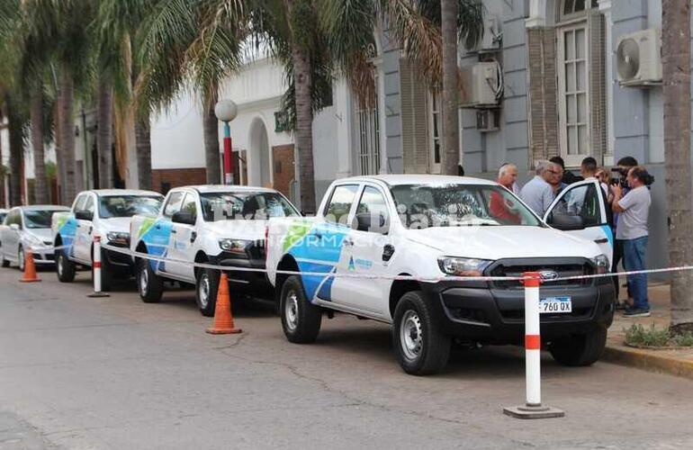 Imagen de Incremento en el parque automotor municipal: Se presentaron tres nuevas camionetas 0km