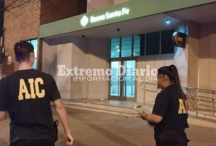 Imagen de Otra vez disparos contra el frente de un banco y una nota amenazante