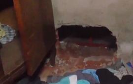 El boquete por donde entraron a robar. (Imagen El Tres)