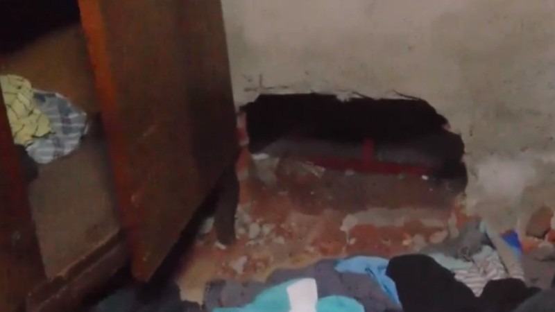 El boquete por donde entraron a robar. (Imagen El Tres)