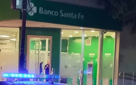 Blindex acribillado. Personal policial trabaja en la sede del Banco de Santa Fe baleada anoche en Granadero Baigorria. Foto: @marianoivaldi