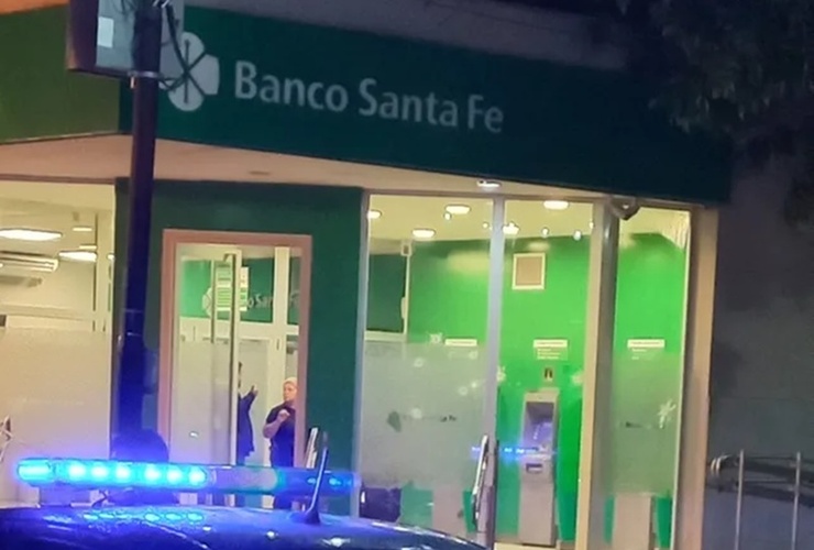 Blindex acribillado. Personal policial trabaja en la sede del Banco de Santa Fe baleada anoche en Granadero Baigorria. Foto: @marianoivaldi