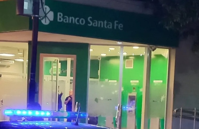 Blindex acribillado. Personal policial trabaja en la sede del Banco de Santa Fe baleada anoche en Granadero Baigorria. Foto: @marianoivaldi