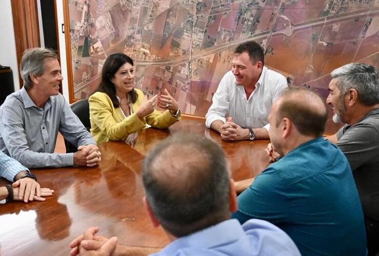 Imagen de Clara García en el cordón industrial: Vamos a potenciar la región junto a intendentes y presidentes comunales