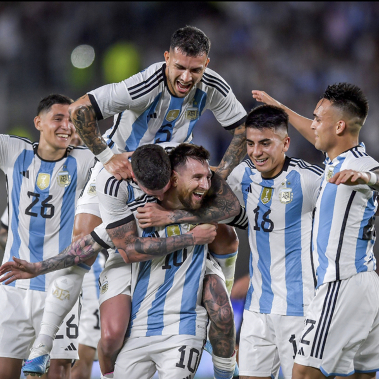 Imagen de La Selección Argentina venció 2-0 a Panamá y los 'Campeones del Mundo' celebraron con los hinchas en el Más Monumental.