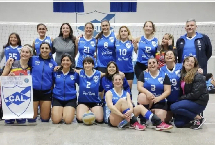 Imagen de El Maxi Vóley de Libertad, juega hoy contra Los Rosarinos Estudiantil en el debut del torneo femenino.