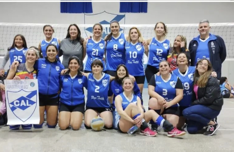 Imagen de El Maxi Vóley de Libertad, juega hoy contra Los Rosarinos Estudiantil en el debut del torneo femenino.