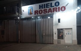 El frente de la f&aacute;brica baleada.