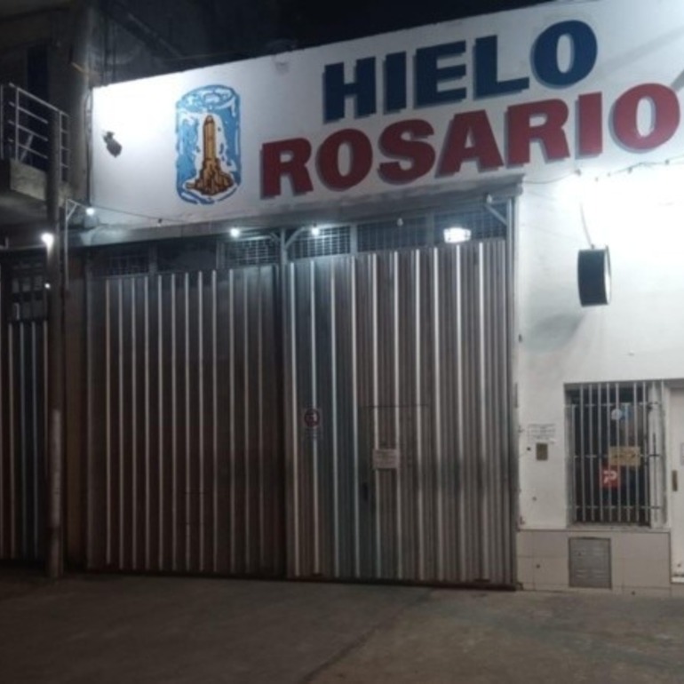 El frente de la fábrica baleada.