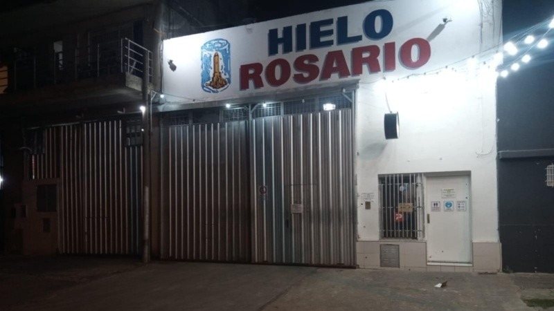 El frente de la f&aacute;brica baleada.