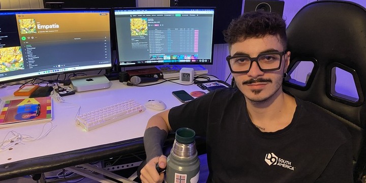 Álvaro Gómez en su estudio de creación.