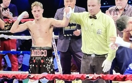 Imagen de Mirco Cuello le gan&oacute; por K.O. al venezolano Flecher Silva, por el T&iacute;tulo Sudamericano 'Pluma'.