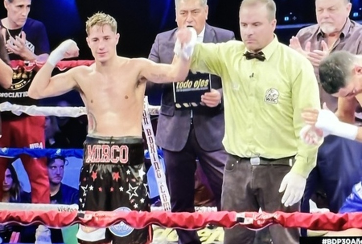 Imagen de Mirco Cuello le gan&oacute; por K.O. al venezolano Flecher Silva, por el T&iacute;tulo Sudamericano 'Pluma'.